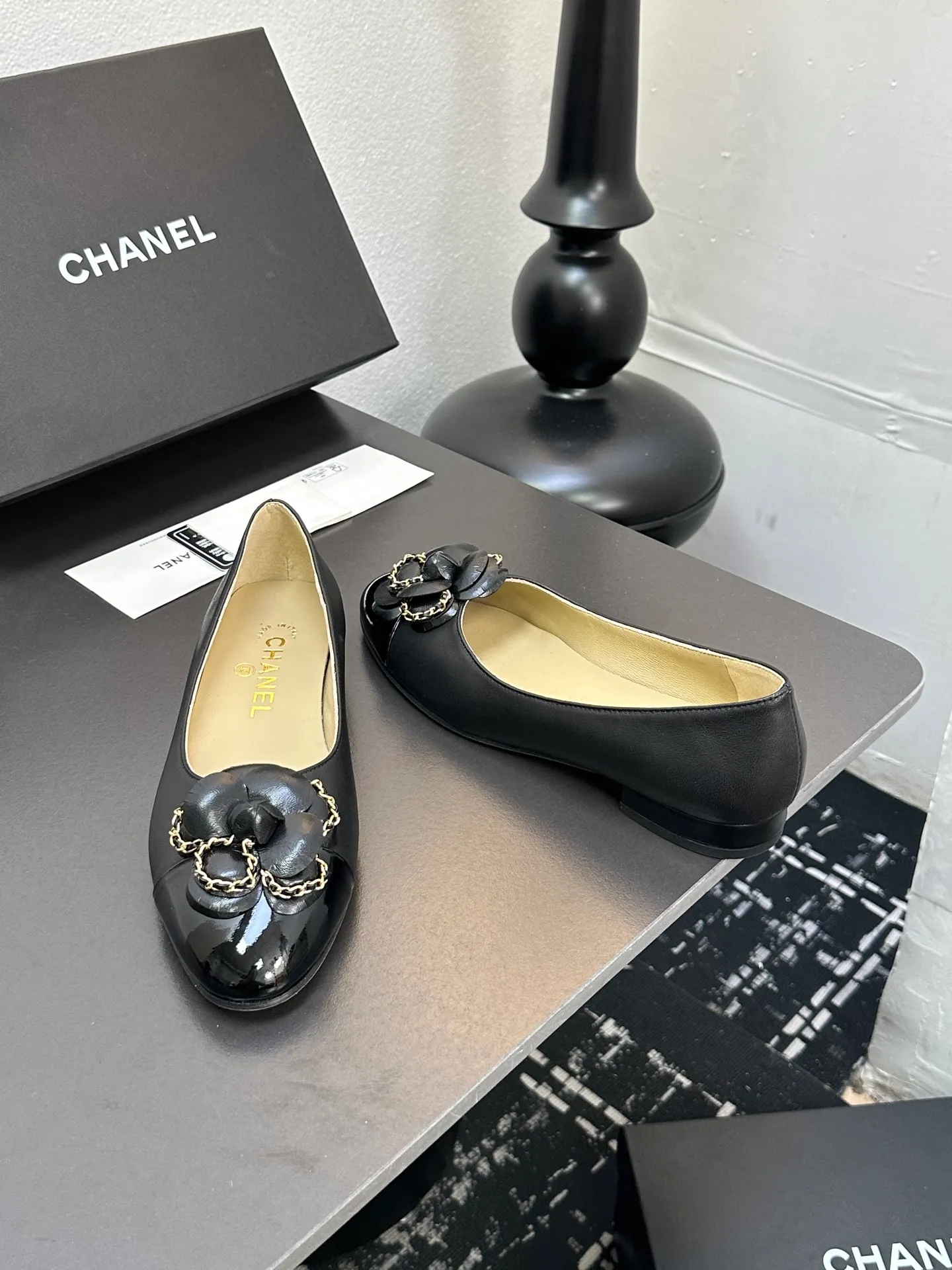 👟👟Ex-factory price 600👟👟 CHANEL｜Chanel Chanel 25C early spring new product Camellia series flat shoes This season’s Camellia series is really beautiful😍 Grandma Xiang’s family has always had the elegant and ladylike temperament, full of high-end sense! It’s very nice on the feet~ Whether worn barefoot or paired with skirts or trousers, it’s very versatile! Incomparably beautiful! Extraordinarily fairy 🧚 Overwhelmingly girly‼ ️ The upper is made of imported lambskin, the lining is made of mixed sheepskin, and the Italian A-grade leather outsole Size: 35-39 (40/41 customized)